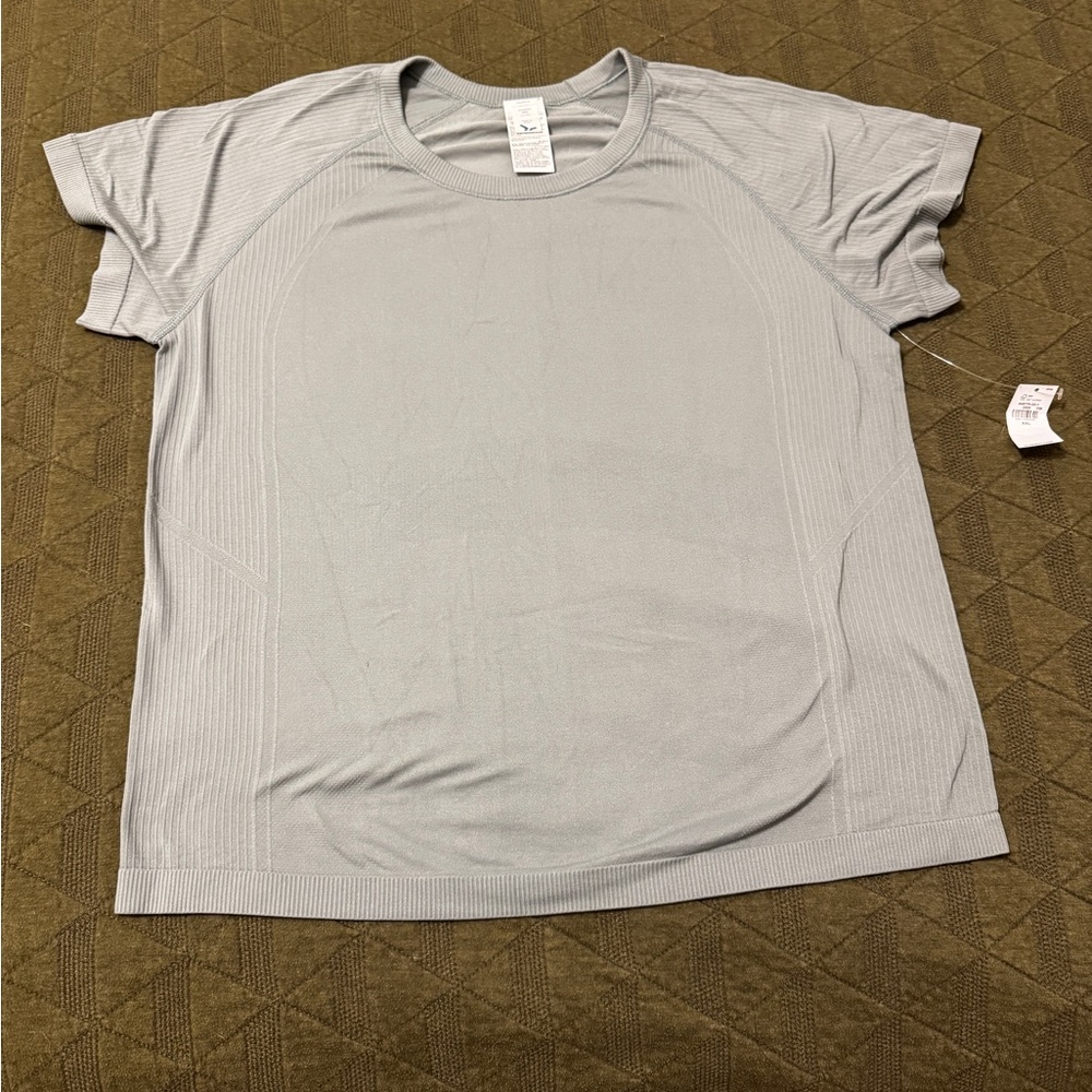 Light green seamless athletic shirt